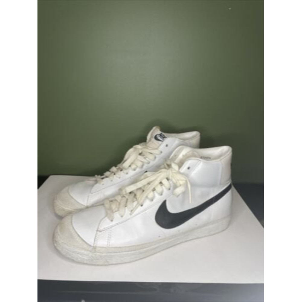 Men’s size 11.5 Nike blazer shoes. Black and white color way 800709TH￼